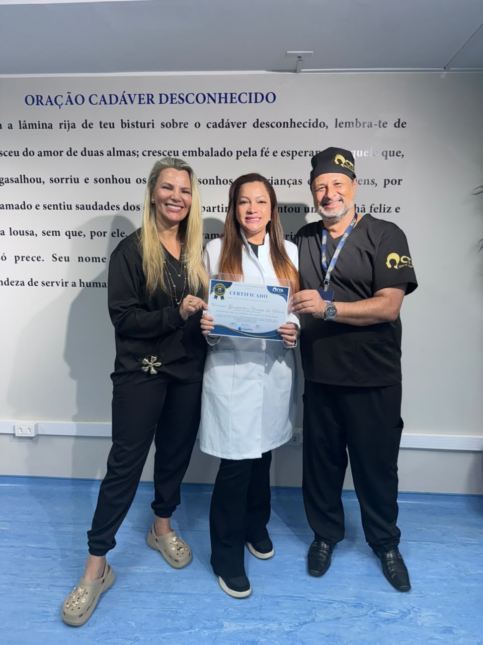 Dra. Viviane Abreu recebendo o certificado da imersão em anatomia de face e pescoço